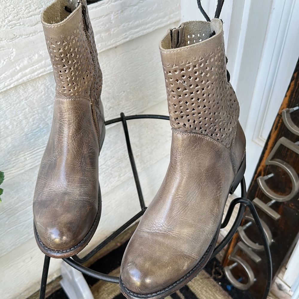 BED STU stylish Gray Leather Lace up / Zip Boots size 7.5